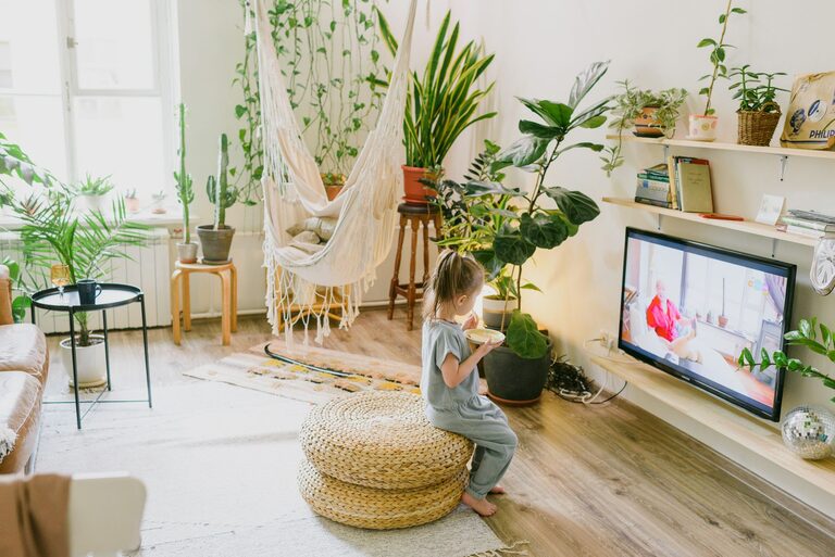 Cozy and Inviting Living Spaces on a Budget: Easy Tips to Try